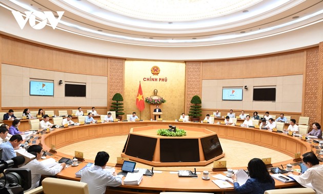 越南政府总理范明政主持政府十月份工作例会
