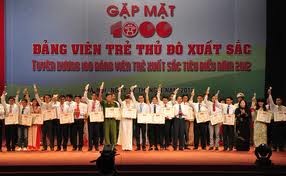 KPV-Generalsekretär Nguyen Phu Trong lobt 100 Parteimitglieder in Hanoi