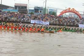 Bootsrennen der Khmer-Volksgruppe in Soc Trang