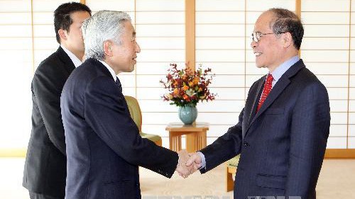 Parlamentspräsident Nguyen Sinh Hung trifft japanischen Kaiser Akihito