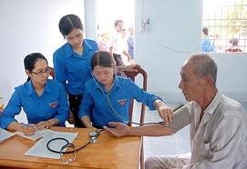 Junge vietnamesische Ärzte bemühen sich für Gesundheit der Gemeinschaft