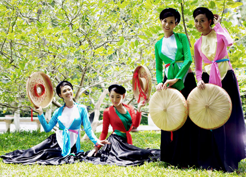 Traditionelle Tracht der Frauen der Volksgruppe der Kinh