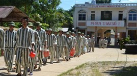 Vizepremierminister Nguyen Xuan Phuc überprüft Begnadigungen in Ninh Binh
