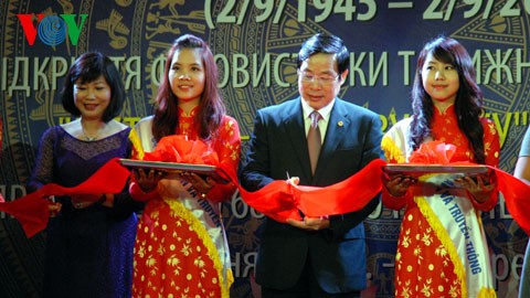 Informationsminister Nguyen bac Son besucht die Gemeinschaft der Vietnamesen in der Ukraine