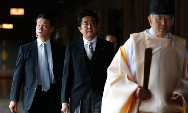 Japans Premierminister Shinzo Abe besucht Yasukuni-Schrein