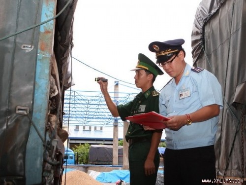 Umsetzung der „Eine Tür-Eine Station“-Politik beim Grenzübergang Lao Bao