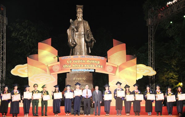 Hanoi ehrt seine 132 besten Hochschulabsolventen