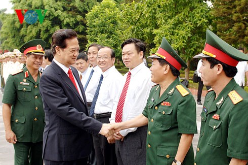 Premierminister Nguyen Tan Dung: Ausbildung hochrangiger Offiziere für Schutz des Landes