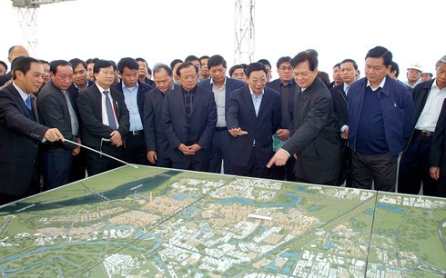 Premierminister Nguyen Tan Dung besucht wichtige Projekte vor ihrer Inbetriebnahme