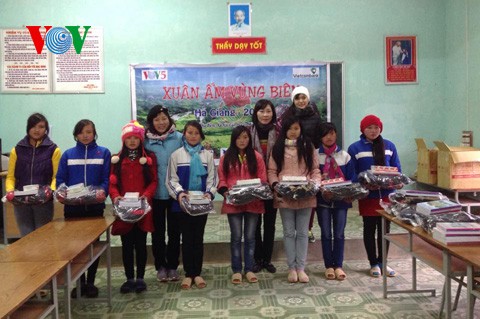VOV5 überreicht Geschenke an arme Menschen in Ha Giang