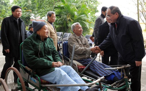 Vorsitzender der vaterländischen Front Nguyen Thien Nhan besucht Kriegsinvaliden in Bac Ninh