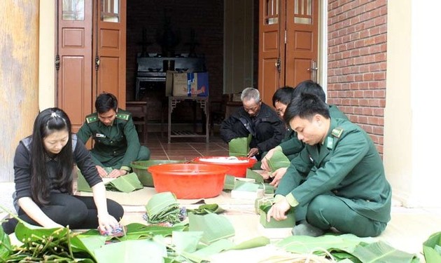 Kinder und Enkelkinder von General Vo Nguyen Giap zünden Räucherstäbchen an dessen Grab an 
