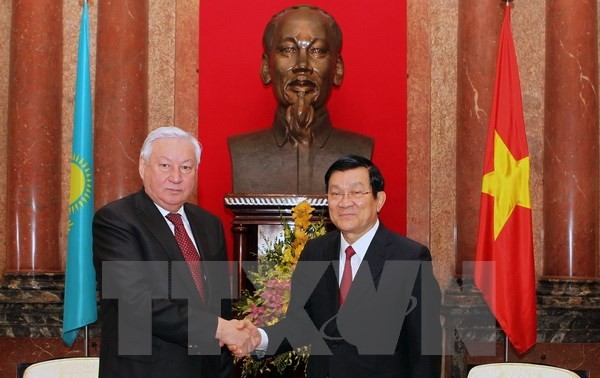 Staatspräsident Truong Tan Sang empfängt Parlamentspräsidenten Kasachstans 