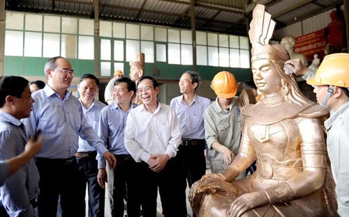 Vorsitzender der vaterländischen Front Nguyen Thien Nhan besucht Dorf Son Dong
