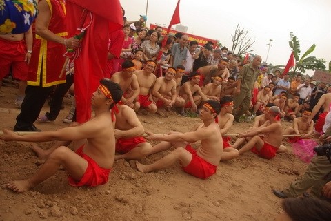 Adams Spiel "Am Strang ziehen" in der Gemeinde Ngọc Trì in Hà Nội