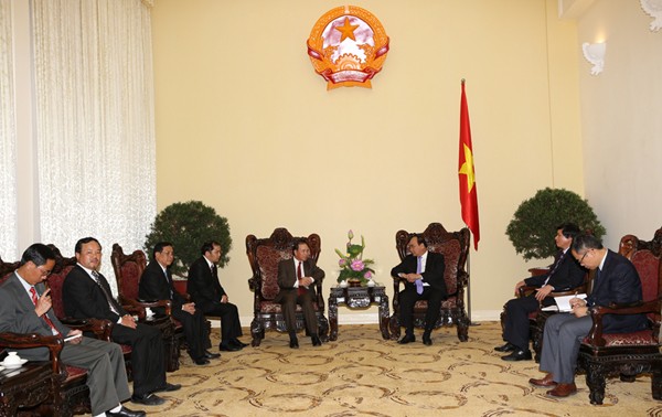 Vizepremierminister Nguyen Xuan Phuc empfängt den Sekretär der Parteileiung  der laotischen Provinz