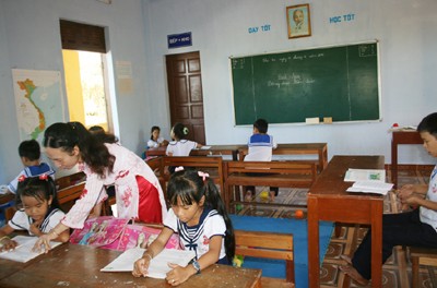 Lehrer auf der Sinh Ton-Insel kümmern sich um ihre Schüler
