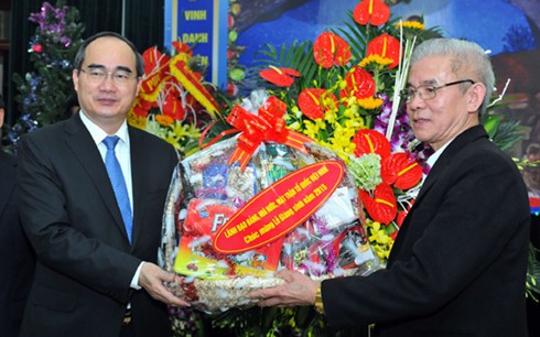 Frontsvorsitzender Nguyen Thien Nhan gratuliert Verein zur Solidarität vietnamesischer Christen