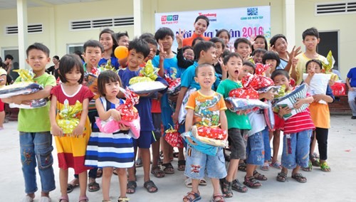 Ho Chi Minh Stadt verteilt 2000 Geschenke an Waisenkinder