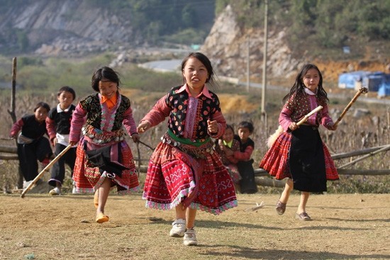 Kinder der Mong interessieren sich für Musikdrama im Radio