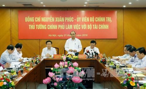 Premierminister Nguyen Xuan Phuc trifft Mitarbeiter des Finanzministeriums