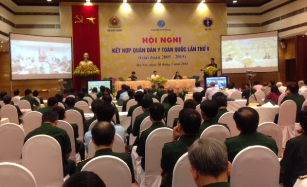 Vizepremierminister Vu Duc Dam nimmt an Konferenz der Mediziner teil