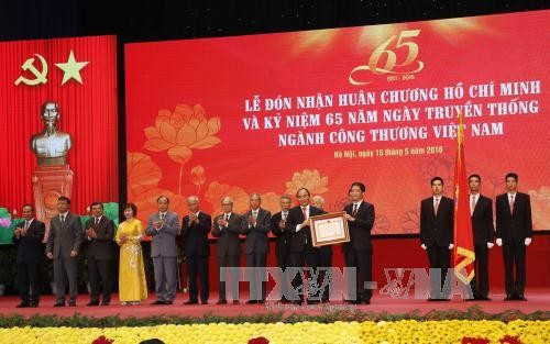 Premierminister Nguyen Xuan Phuc bei Feier zum 65. Jahrestag des Industrie- und Handelszweigs