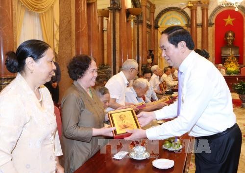 Staatspräsident Tran Dai Quang trifft ehemalige Helfer Ho Chi Minhs 