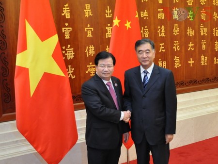 Vizepremierminister Trinh Dinh Dung trifft seinen chinesischen Amtskollegen Wang Yang