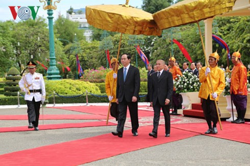 Staatspräsident Tran Dai Quang trifft Kambodschas König Norodom Sihamoni