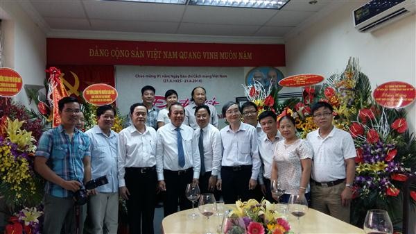 Vietnamesische Spitzenpolitiker beglückwünschen Mitarbeiter der Medien in Vietnam