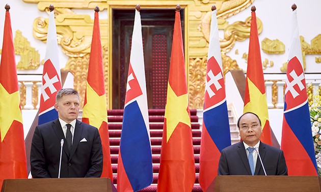 Pressekonferenz über Besuch des slowakischen Premierministers in Vietnam.