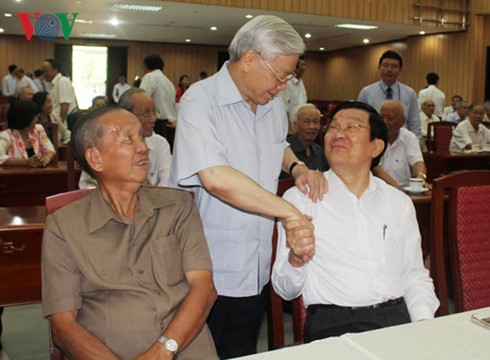 Das Sekretariat der Partei trifft Altspitzenpolitiker in Südvietnam