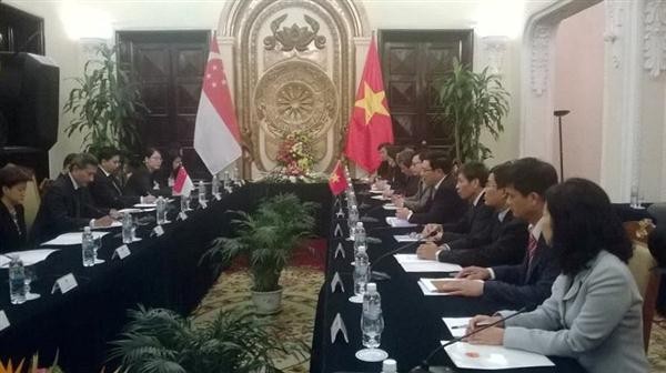 Außenminister Pham Binh Minh trifft seinen singapurischen Amtskollegen