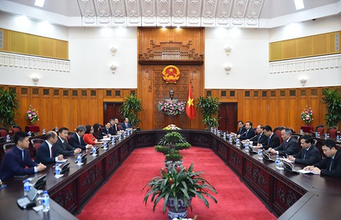 Premierminister Nguyen Xuan Phuc empfängt Vertreter chinesischer Konzerne