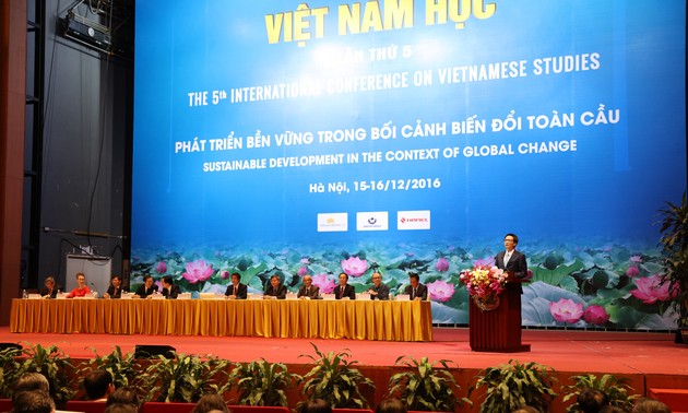 Vizepremierminister Vu Duc Dam nimmt am Forum für Vietnamistik teil