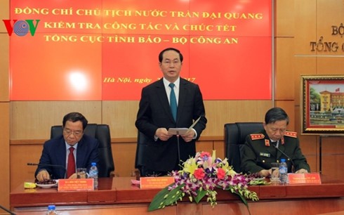 Staatspräsident Tran Dai Quang besucht Behörde für Netzsicherheit der Polizei