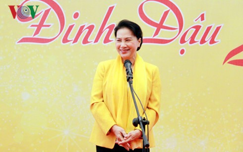 Parlamentspräsidentin Nguyen Thi Kim Ngan besucht anlässlich des bevorstehenden Tetfestes das Parlam
