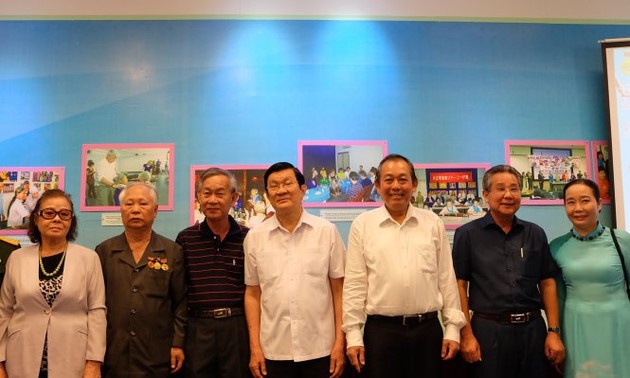 Ständiger Vizepremierminister Truong Hoa Binh trifft alte Revolutionäre