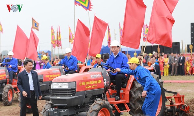 Staatspräsident Tran Dai Quang nimmt am Fest des Reisanbaus in Doi Son teil