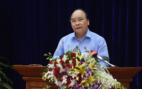 Premierminister Nguyen Xuan Phuc besucht Firma Minh Phu zur Verarbeitung von Garnelen
