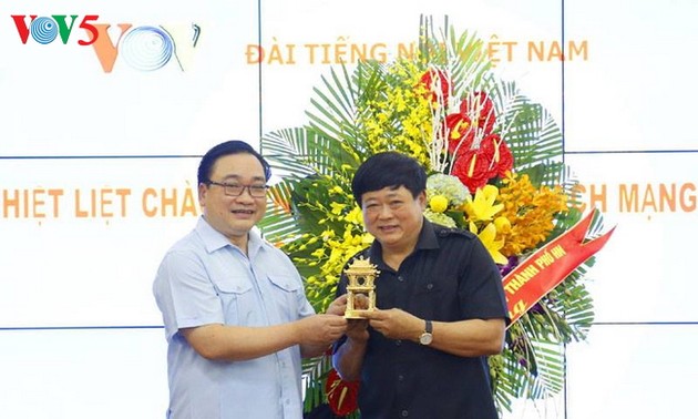 Parteisekretär von Hanoi Hoang Trung Hai gratuliert VOV
