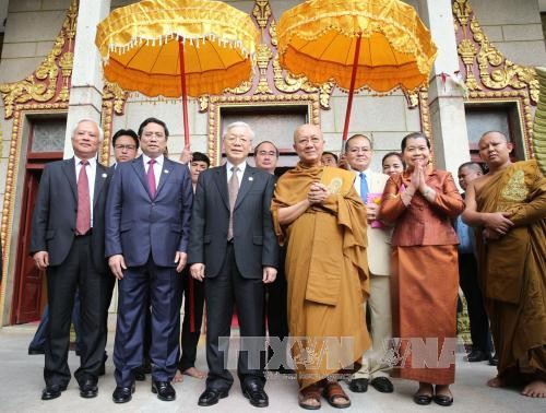 KPV-Generalsekretär Nguyen Phu Trong trifft Obermönchen Tep Vong und Bukri von Kambodscha