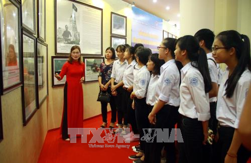 Ausstellung von Landkarten und Exponaten über vietnamesische Inselgruppen Hoang Sa und Truong Sa