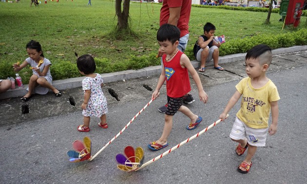Erfahren über die traditionellen vietnamesischen Spielzeuge durch “Feier des Vollmond-Festes 2017”