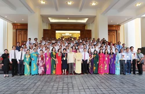KPV-Generalsekretär Nguyen Phu Trong trifft ausgezeichnete Bauern