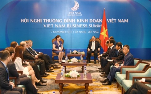 Premierminister Nguyen Xuan Phuc empfängt Unternehmensdelegationen aus den USA und China