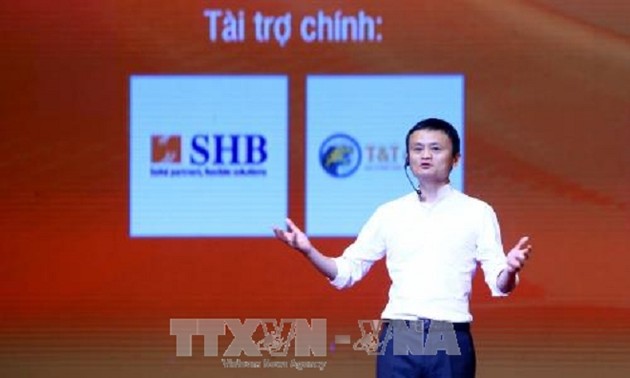Chinesischer Milliardär Jack Ma spricht mit vietnamesischen Jugendlichen
