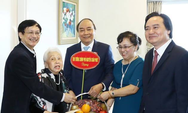 Premierminister Nguyen Xuan Phuc besucht ausgezeichnete Lehrer in Vietnam