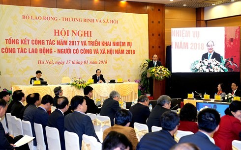 Premierminister Nguyen Xuan Phuc nimmt an Bilanzkonferenz zur Förderung der Berufsausbildung teil
